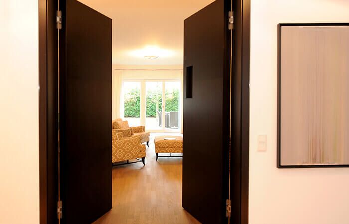 Furnierte Innentüren – Teil eines Innen&shy;aus&shy;baus aus dem Tischler&shy;meister&shy;betrieb Korfmacher, Düsseldorf.