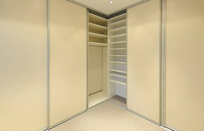 Schrank nach Maß: Nutzwert und Mehr&shy;wert aus dem Tischler&shy;meister&shy;betrieb Korfmacher, Düssel&shy;dorf.