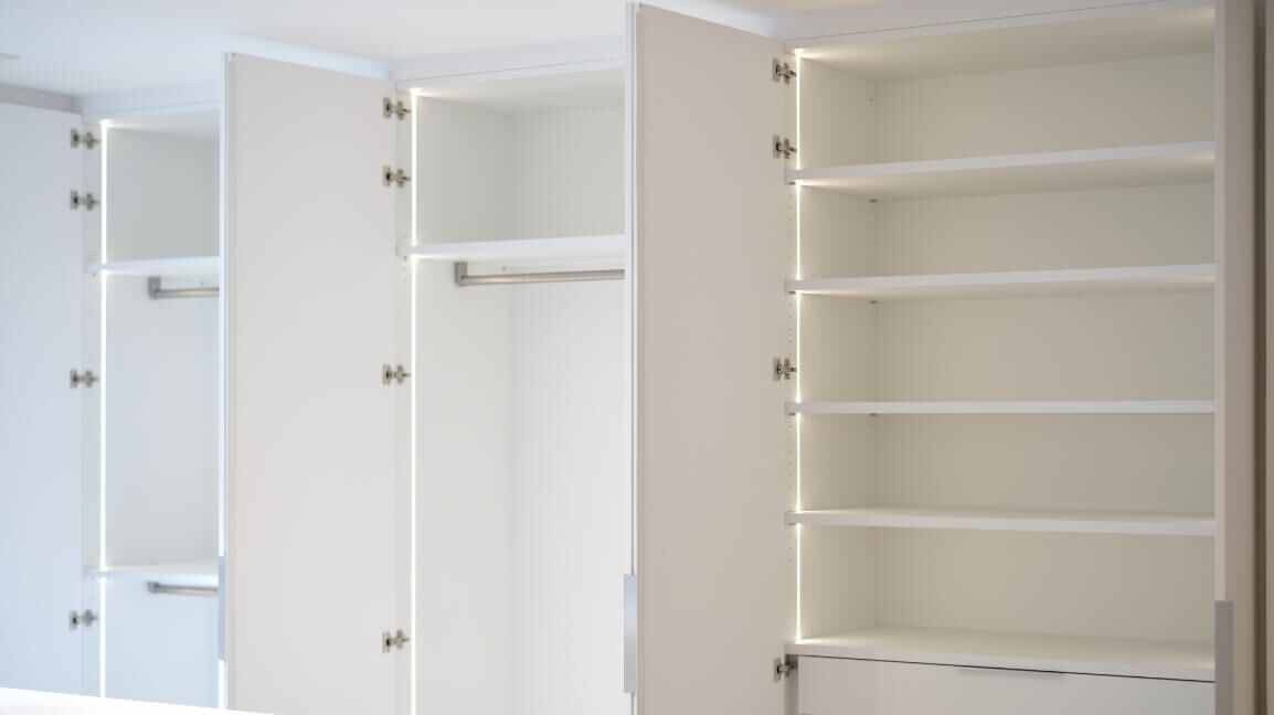 Individualisierung par excellence: Einbauschränke aus der Tischlerei | Schreinerei Korfmacher.