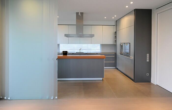 Schreinerküchen aus dem Tischlermeisterbetrieb Korfmacher, Düsseldorf, bestechen durch interessante Detaillösungen.